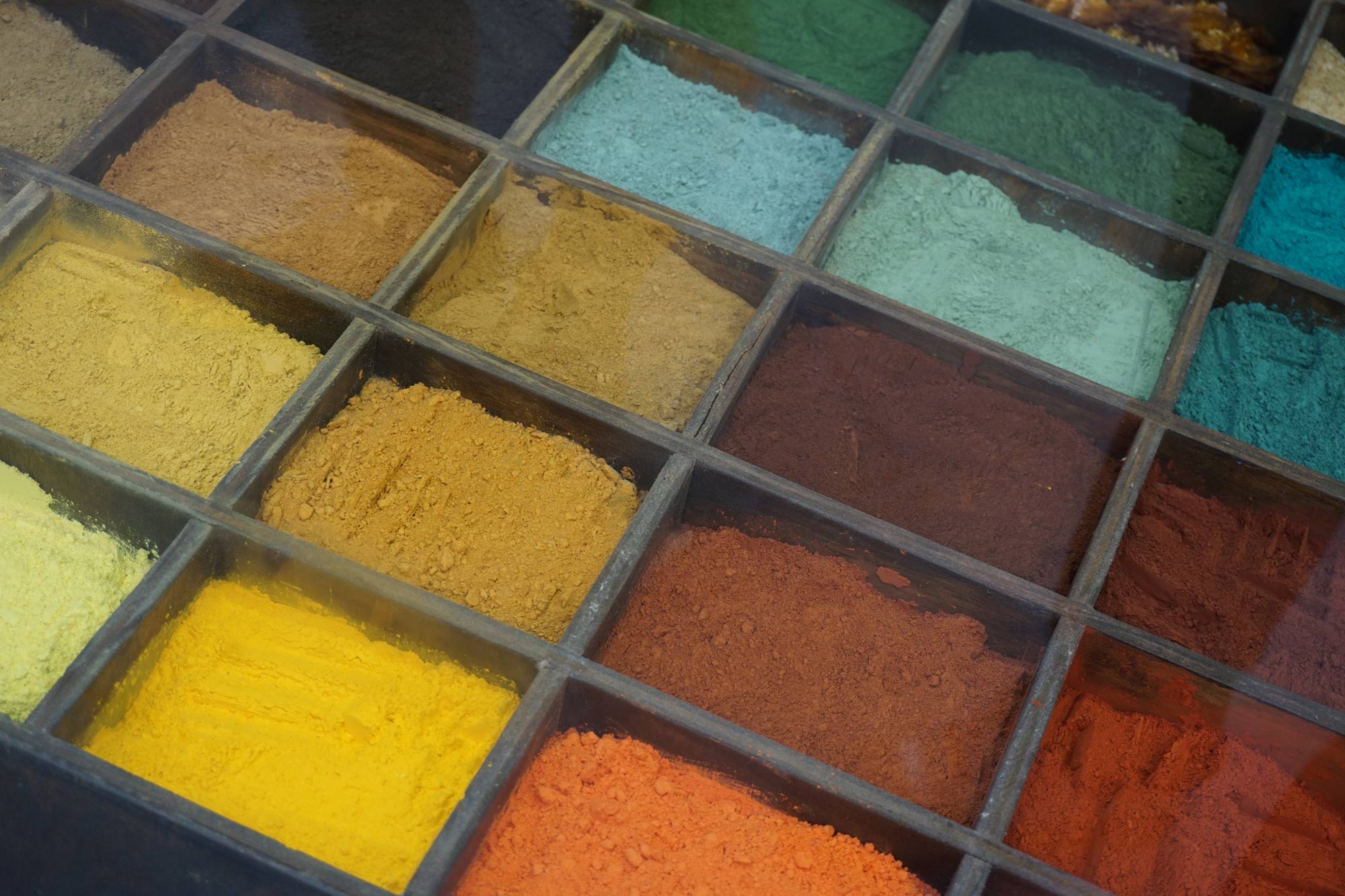 Naturgemäße Bodenbeläge Gerhard Koch, Die Vielfalt der Farben als Pigmente in einem Sortierkasten oder Farbkasten für Künstler und zum Färben 